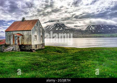 Une ancienne maison près du fjord de Seyðisfjörður Banque D'Images