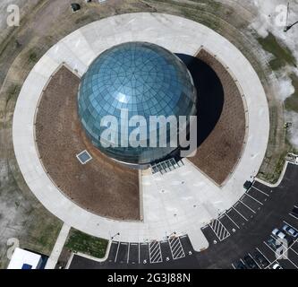 Racine, Wisconsin, États-Unis. 16 juin 2021. Le campus de Foxconn, dans le parc scientifique et technologique de Wisconn Valley, dans le village de Mount Pleasant, Wisconsin, est présenté le mercredi 16 juin 2021. Foxconn et Fisker ont annoncé un accord pour la construction de véhicules électriques. Une annonce est attendue, peut-être en juillet, qu'ils soient construits à Mount Pleasant ou ailleurs. Le globe de 100 m de haut recouvert de verre est le centre de données informatique hautes performances. (Image de crédit : © Mark HertzbergZUMA Wire) Banque D'Images