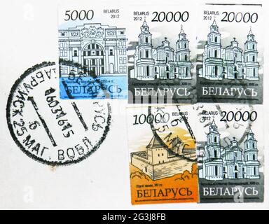 MOSCOU, RUSSIE - 17 AVRIL 2021 : timbres-poste imprimés en Biélorussie montre le monastère de Budslav et le château de Lida, série des monuments architecturaux, vers 2012 Banque D'Images