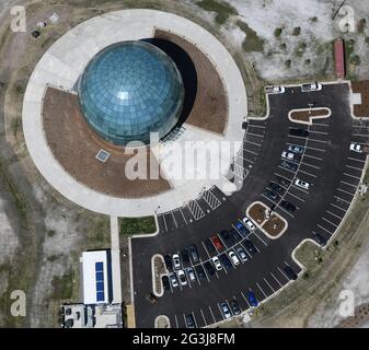 Racine, Wisconsin, États-Unis. 16 juin 2021. Le campus de Foxconn, dans le parc scientifique et technologique de Wisconn Valley, dans le village de Mount Pleasant, Wisconsin, est présenté le mercredi 16 juin 2021. Foxconn et Fisker ont annoncé un accord pour la construction de véhicules électriques. Une annonce est attendue, peut-être en juillet, qu'ils soient construits à Mount Pleasant ou ailleurs. Le globe de 100 m de haut recouvert de verre est le centre de données informatique hautes performances. (Image de crédit : © Mark HertzbergZUMA Wire) Banque D'Images