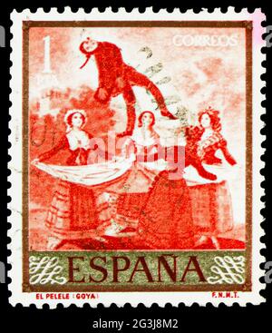 MOSCOU, RUSSIE - 17 AVRIL 2021 : le timbre-poste imprimé en Espagne montre 'El Pelele', 'Marionette' de Francisco de Goya, Peintres - Francisco de Goya y L. Banque D'Images