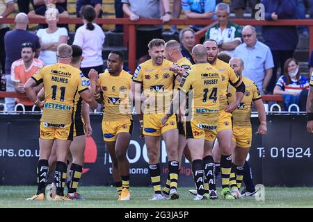 Wakefield, Royaume-Uni. 16 juin 2021. Michael Shenton (4) de Castleford Tigers célèbre son essai à Wakefield, Royaume-Uni, le 6/16/2021. (Photo de Mark Cosgrove/News Images/Sipa USA) crédit: SIPA USA/Alay Live News Banque D'Images