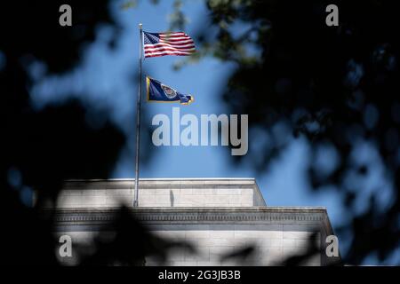 Washington, États-Unis. 16 juin 2021. Photo prise le 16 juin 2021 montre la Réserve fédérale américaine à Washington, DC, les États-Unis. La Réserve fédérale américaine a maintenu mercredi ses taux d'intérêt de référence inchangés au niveau record de près de zéro, alors que la reprise économique se poursuit alors que les préoccupations croissantes liées à l'inflation galopante. Credit: Liu Jie/Xinhua/Alay Live News Banque D'Images