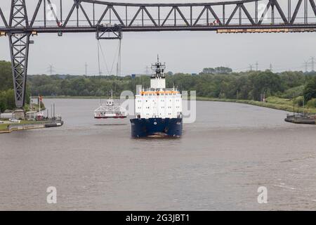 Navire de cargaison Zillertal passant sous le pont haut de Rendsburg et le pont tournant sur le canal de Kiel, Allemagne Banque D'Images