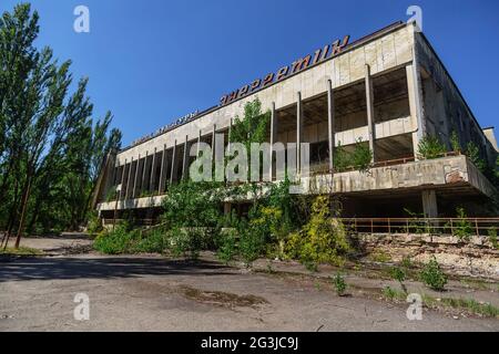 Palais de Culture ENERGIZER dans la ville fantôme abandonnée de Pripyat, zone d'aliénation de la NPP de Tchernobyl. Inscription sur le bâtiment - Palais de la Culture énergétique Banque D'Images