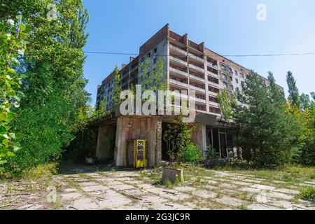 Téléphone près d'un bâtiment abandonné au centre de la ville fantôme Pripyat ChorTchernobyl zone, rayonnement, nucléaire catastrofe Banque D'Images