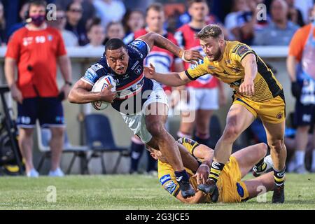 Reece Lyne (4) de Wakefield Trinity est attaqué par Michael Shenton (4) de Castleford Tigers Banque D'Images