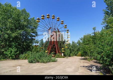 Attraction Ferris Wheel dans la ville fantôme Pripyat, zone d'exclusion de Tchernobyl, catastrophe de fusion nucléaire Banque D'Images