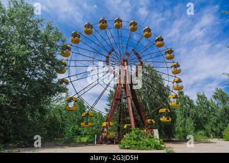 Attraction Ferris Wheel dans la ville fantôme Pripyat, zone d'exclusion de Tchernobyl, catastrophe de fusion nucléaire Banque D'Images