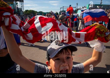 Moscou, Russie. 16 juin 2021, les fans russes se réjouissent du but marqué par l'équipe nationale de football dans le but de l'adversaire dans la zone des fans lors du match de l'UEFA Euro 2020 Groupe B entre la Finlande et la Russie, près du stade Luzhniki à Moscou, en Russie Banque D'Images