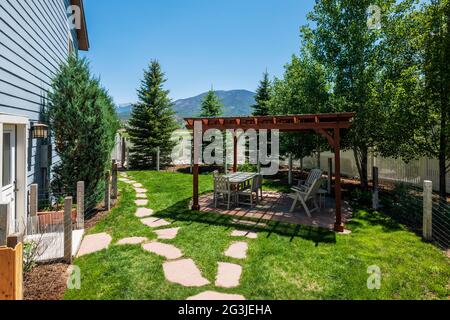 Pergola en cèdre; patio en ardoise; meubles de jardin; cour arrière résidentielle Banque D'Images