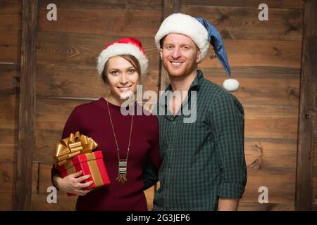 Couple heureux dans Santa hats Banque D'Images