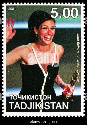 MOSCOU, RUSSIE - 17 AVRIL 2021 : timbre-poste imprimé à Cendrillon montre Julia Roberts, série Tadjikistan, vers 2001 Banque D'Images