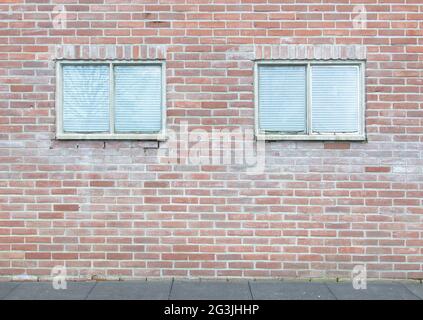 Vieux mur de briques vintage avec fenêtres Banque D'Images