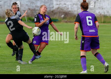 Shettleston, Glasgow, 16/06/2021 action au cours de la Scottish Building Society Scottish Women's Premier League 2 Fixture Glasgow Women FC vs Dundee United FC, Greenfield Park,Shettleston, Glasgow, 16/06/2021 | Credit Colin Poultney | www.Alamy.co.uk Banque D'Images