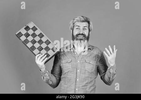 Passe-temps Et Loisirs Jeux Intellectuels Hipster Barbu Intelligent  Compétences Cognitives Leçon D'échecs Concours D'échecs Des Enseignants  Figures D'échecs Concept De Stratégie De Jeu Jeu De Société Homme Jouant  Aux échecs