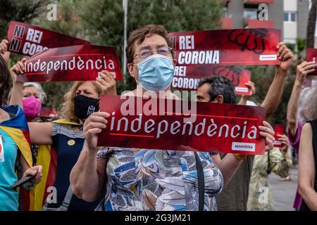 Barcelone, Espagne. 16 juin 2021. Les manifestants pro-indépendantistes tiennent des pancartes pendant la manifestation.les manifestants pro-indépendantistes de Catalogne ont organisé une manifestation en brûlant un grand portrait du roi Felipe VI à l'occasion de la présence du monarque à Barcelone pour une réunion avec des hommes d'affaires. Crédit : SOPA Images Limited/Alamy Live News Banque D'Images