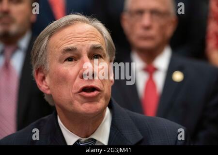 Austin, Texas, Etats-Unis, juin 16 2021: Texas Gov. GREG ABBOTT annonce une campagne pour construire un mur frontalier sud avec le Mexique en utilisant une combinaison de fonds d'État et privés. Abbott a exprimé sa frustration face à l'arrêt de la construction du mur du président Biden, ce qui, selon lui, a entraîné une explosion des chiffres de migration à la frontière. Crédit : Bob Daemmrich/Alay Live News Banque D'Images