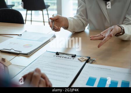 Avant qu'un client ne signe un contrat, les agents ou les courtiers immobiliers lui en expliquent le détail. Banque D'Images