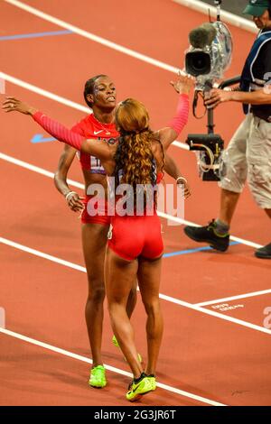 LONDRES, ANGLETERRE - LE 5 AOÛT, DeeDee Trotter et Sanya Richards-Ross des États-Unis se sont embrasser après la finale du 400m féminin lors de la séance de soirée d'athlétisme au stade olympique le 5 août 2012 à Londres, Angleterre photo de Roger Sedres / Gallo Images Banque D'Images