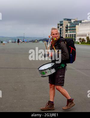 Le 5 juin 2021, la rébellion des extinction quitte Plymouth pour St Ives pour protester contre le sommet du G7 qui a lieu. Ils ont pris plusieurs mesures sur le chemin. Banque D'Images