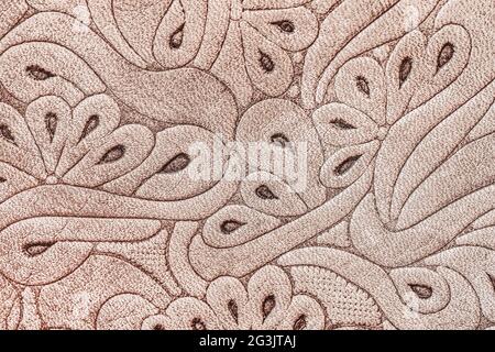 Texture en cuir véritable perforé, motif floral en relief, couleur rose. Arrière-plan moderne, espace de copie Banque D'Images