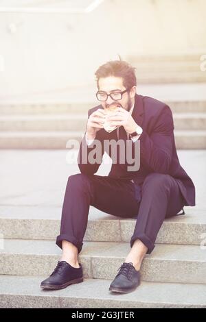 Businessman eating sur d'aller Banque D'Images