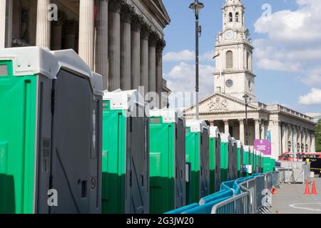 Rangées de toilettes portables installées devant la galerie nationale, EURO'020, festival de football de l'UEFA Trafalgar Square, Londres, Angleterre Banque D'Images