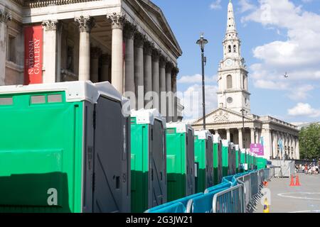 Rangées de toilettes portables installées devant la galerie nationale, EURO'020, festival de football de l'UEFA Trafalgar Square, Londres, Angleterre Banque D'Images