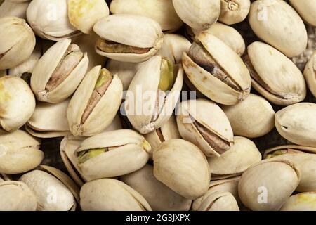 Pistaches disposées sur un toile de jute. Un en-cas savoureux consommé avec de la bière. Arrière-plan clair. Banque D'Images