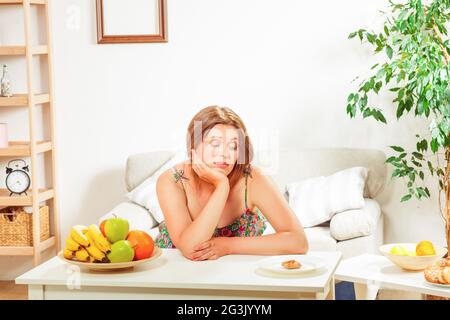 Fat Woman sitting at table home Banque D'Images