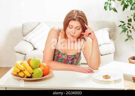 Fat Woman sitting at table home Banque D'Images