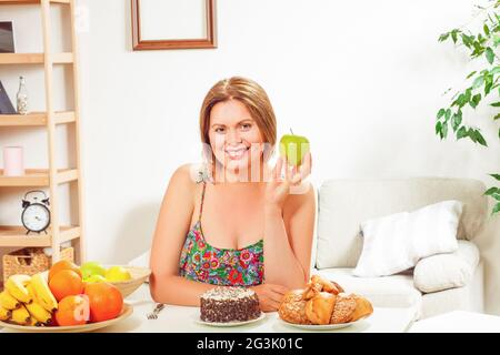 Fat Woman sitting at table home Banque D'Images