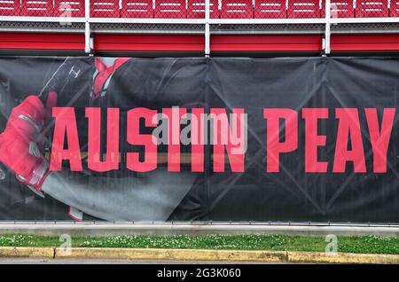 Clarksville, Tennessee, États-Unis. Un carénage d'escrime de Cheryl Holt Field au parc Cathi Maynard contient un logo d'identité d'école. Banque D'Images