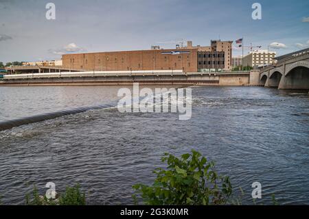 Grand Rapids, MI, États-Unis - 7 juin 2008 : briques brunes Grand centre de tri postal Service le long de la rivière, à Michigan Street NW pont sous ciel bleu et avec Banque D'Images