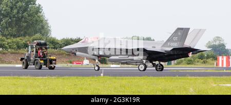 LEEUWARDEN, Pays-Bas - 11 juin 2016 : F35 Joint Strike Fighter est remorqué au hangar après un vol de démonstration à l'Dutc Banque D'Images