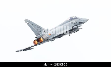 LEEUWARDEN, Pays-Bas - le 10 juin : Spanish Air Force Eurofighter Typhoon battant au cours de la Dutch Air Force Open House. Juin Banque D'Images