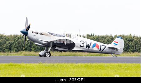 LEEUWARDEN, Pays-Bas - 10 juin 2016 : un millésime chasseur Spitfire avion sur la piste, lors d'une manifestation au Royal Banque D'Images