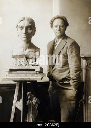 1926 c., Londres , GRANDE-BRETAGNE : le peintre et sculpteur britannique né aux etats-unis JACOB EPSTEIN ( 1880 - 1959 ) dans son atelier avec le buste de portrait du modèle indien préféré SUNITA DEVI (né Armina Peerbhoy , 1897 c.- 1932 ). Sunita a développé un personnage comme un Indien mystique et de la fortune teller et est devenu connu sous le nom de princesse Sunita . Photographe inconnu. - SCULPTURA - SCULPTURE - SCULTORORE - ARTS - ARTI PLASTIQUE - ARTE - ARTS - Arte MODERNA - busto - STATUA - STATUE - STYLE MODERNE - MODERNISME - MODERNISMO - MODERISTA - pittore - peintre - pittura - peinture --- Archivio GBB Banque D'Images