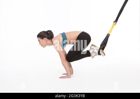 Formation Femme avec suspension trainer sling Banque D'Images