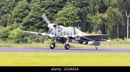 LEEUWARDEN, Pays-Bas - 10 juin 2016 : un millésime chasseur Spitfire avion sur la piste, lors d'une manifestation au Royal Banque D'Images