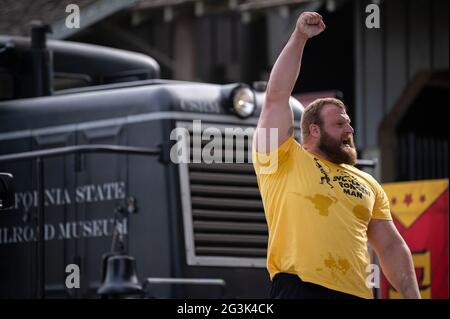 Sacramento, Californie, États-Unis. 16 juin 2021. Johnny Hansson de Suède réagit après avoir poussé un moteur de train de 25 tonnes pendant l'épreuve de traction de train lors de la compétition homme le plus fort du monde, le mercredi 16 juin 2021 à Sacramento. Les athlètes doivent tirer une voiture de train pesant entre 100,000 et 80 tonnes (160,000 et 50 lb) sur une piste de 20 mètres dans une course contre le temps. La 44e édition du Worst Man du monde culmine le dimanche 20 juin, lorsqu'un champion sera couronné sur le front de mer du Vieux Sacramento. Crédit : Paul Kitagaki Jr./ZUMA Wire/Alay Live News Banque D'Images