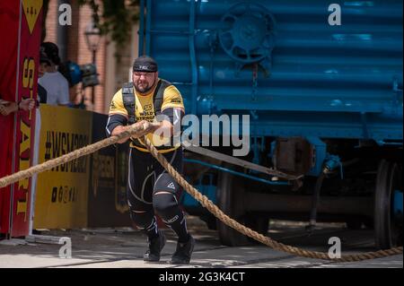 Sacramento, Californie, États-Unis. 16 juin 2021. Evan Singleton 'T-Rex' tente de tirer le train pendant la traction du train à Old Sacramento le mercredi 16 juin 2021 à Sacramento. Les athlètes doivent tirer une voiture de train pesant entre 100,000 et 80 tonnes (160,000 et 50 lb) sur une piste de 20 mètres dans une course contre le temps. La 44e édition du Worst Man du monde culmine le dimanche 20 juin, lorsqu'un champion sera couronné sur le front de mer du Vieux Sacramento. Crédit : Paul Kitagaki Jr./ZUMA Wire/Alay Live News Banque D'Images