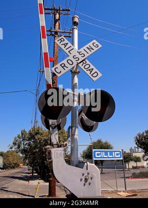 Signal de passage à niveau et porte à côté de l'usine de fabrication d'autobus Gillig à Hayward, Californie, 2010 Banque D'Images