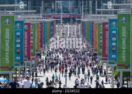 Euro 2020 : les fans arrivent à Wembley dans une ambiance festive prête pour le match Angleterre contre Croatie, European Championships Group D. Londres, Royaume-Uni. Banque D'Images