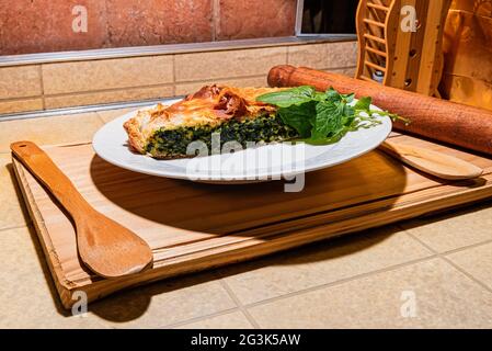 Tarte savoureuse aux légumes maison et saine avec épinards, fromage, tomates et courgettes. Vue horizontale depuis le dessus. Banque D'Images