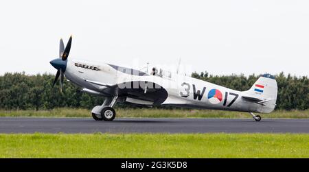 LEEUWARDEN, Pays-Bas - 10 juin 2016 : un millésime chasseur Spitfire avion sur la piste, lors d'une manifestation au Royal Banque D'Images