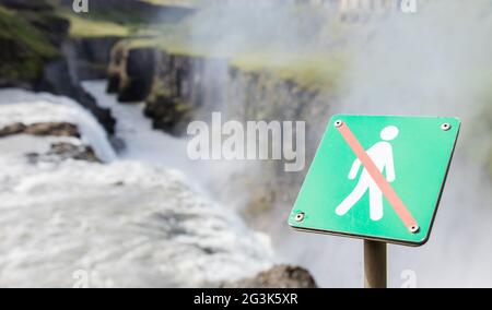 Interdit de marcher ici - Islande - cascade féroce en arrière-plan Banque D'Images
