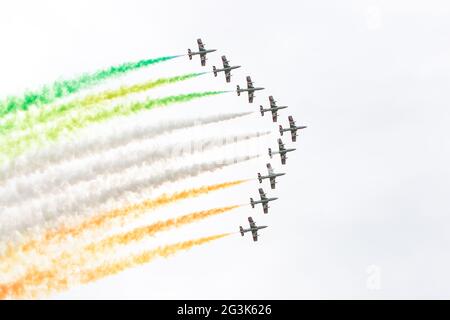 LEEUWARDEN, Pays-bas-Juin 10, 2016 : l'équipe de voltige italienne Frecce Tricolori (flèches tricolores) effectue un spectacle au Dutc Banque D'Images