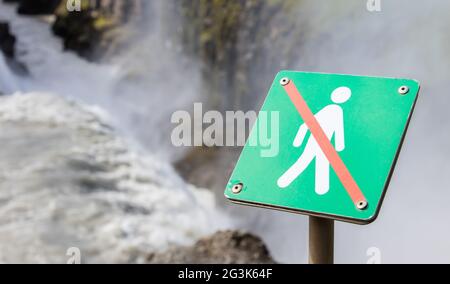 Interdit de marcher ici - Islande - cascade féroce en arrière-plan Banque D'Images